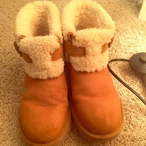 Cute UGG short boot. Size 7.